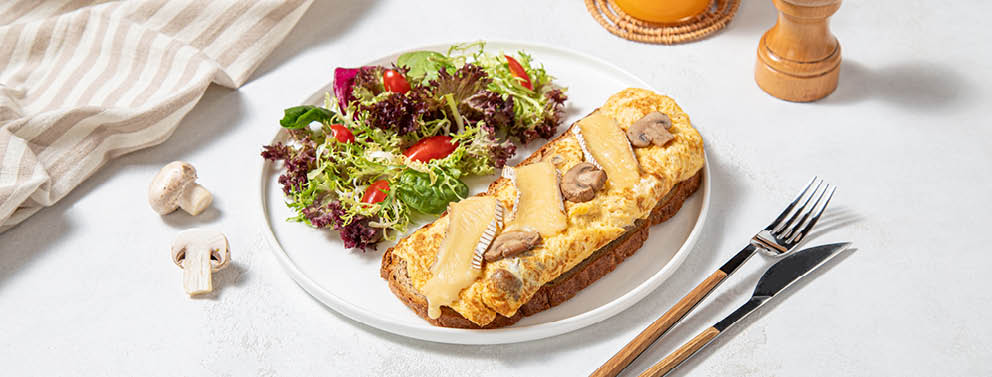 BRIE & MUSHROOM OMELETTE